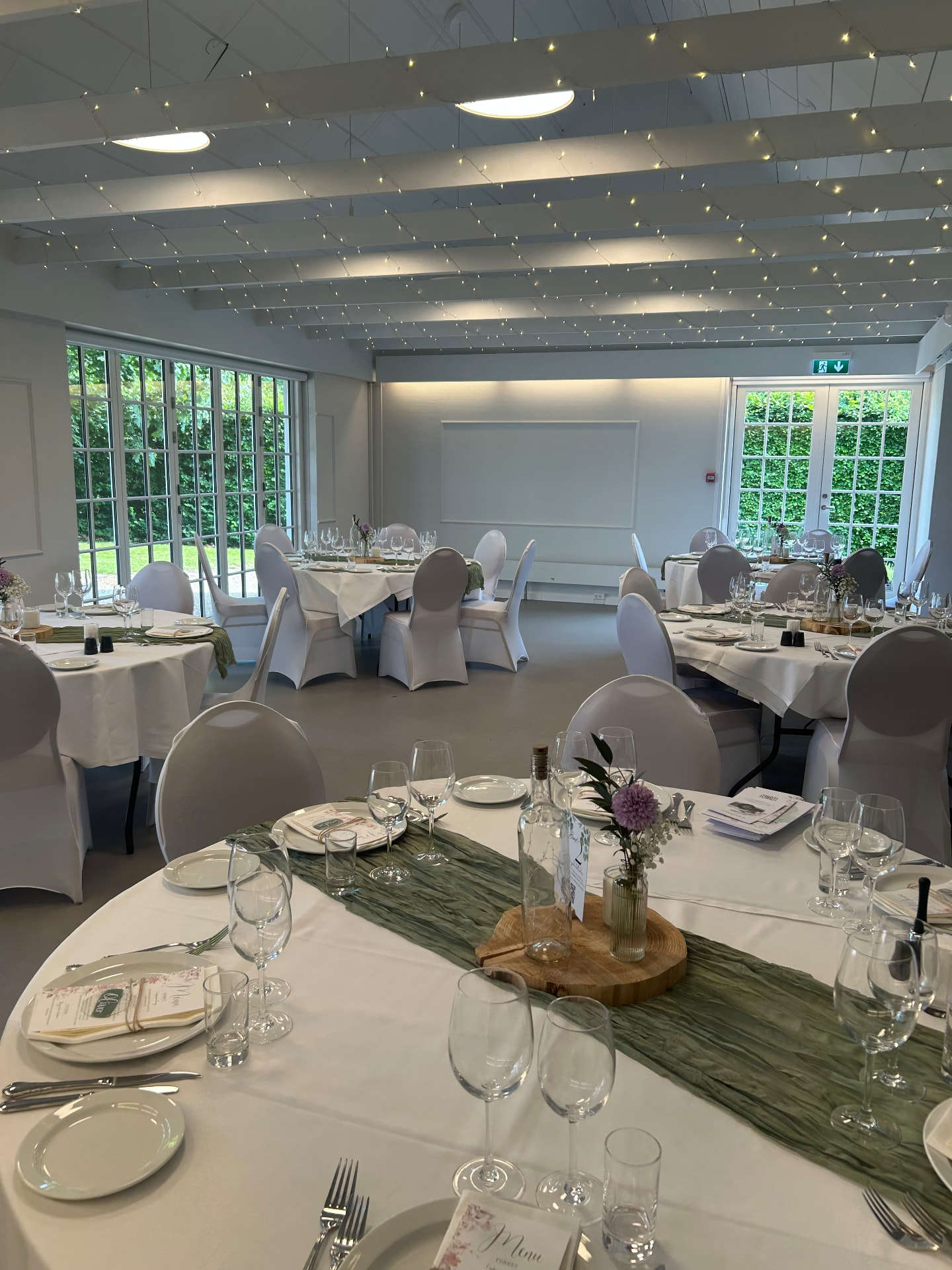 Elegant opdækket festsal på Hotel Nørrevang